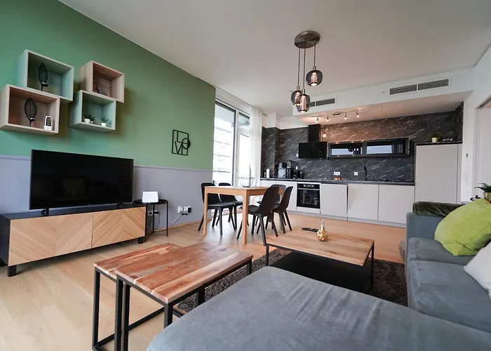 Wonderful With 2 Bedrooms And Pool And Parking * וינה