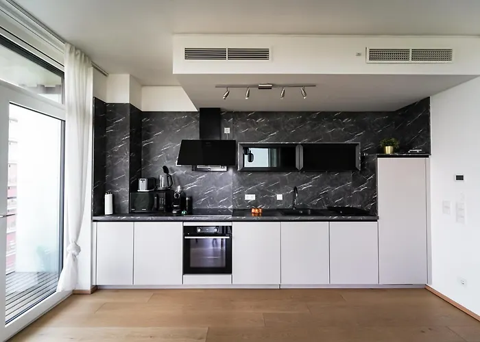 Wonderful With 2 Bedrooms And Pool And Parking *