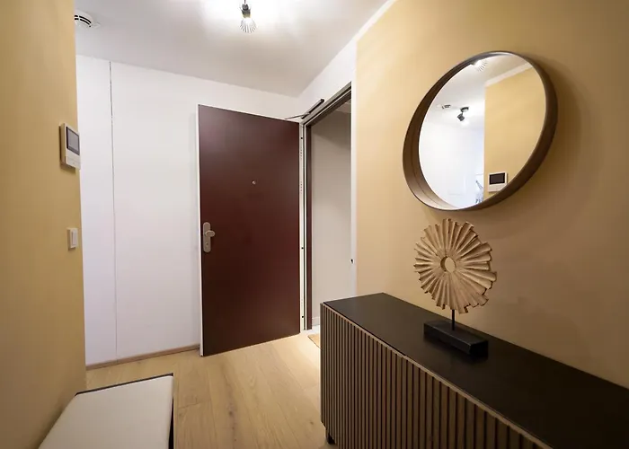 Wonderful With 2 Bedrooms And Pool And Parking *