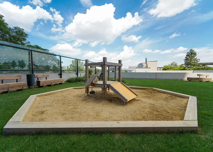 Wonderful With 2 Bedrooms And Pool And Parking *