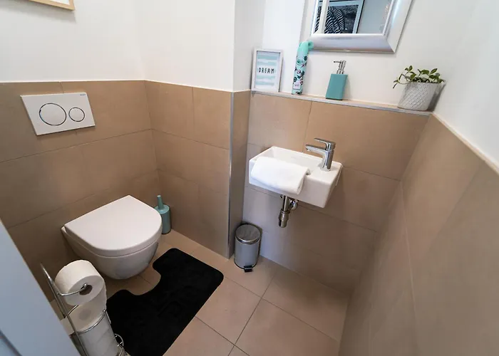 Wonderful With 2 Bedrooms And Pool And Parking * וינה