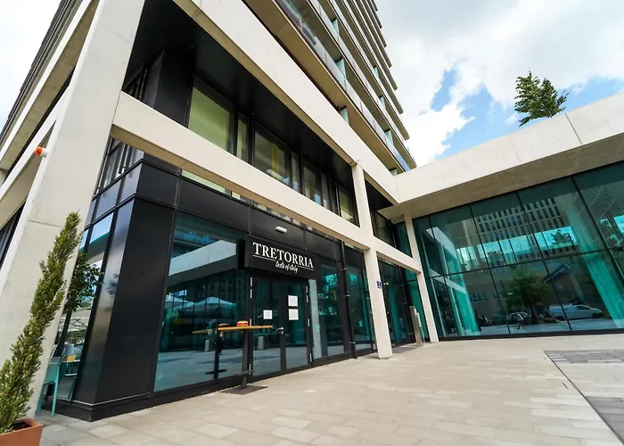 Wonderful With 2 Bedrooms And Pool And Parking *