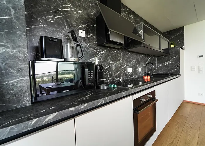 Wonderful With 2 Bedrooms And Pool And Parking דירה וינה