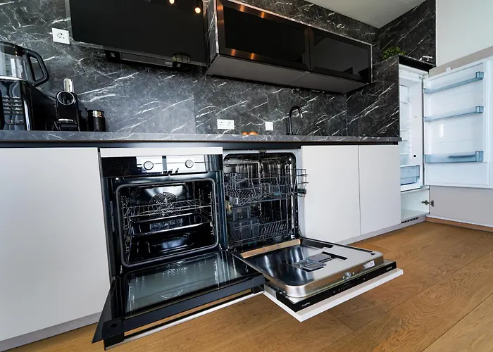 Wonderful With 2 Bedrooms And Pool And Parking דירה *