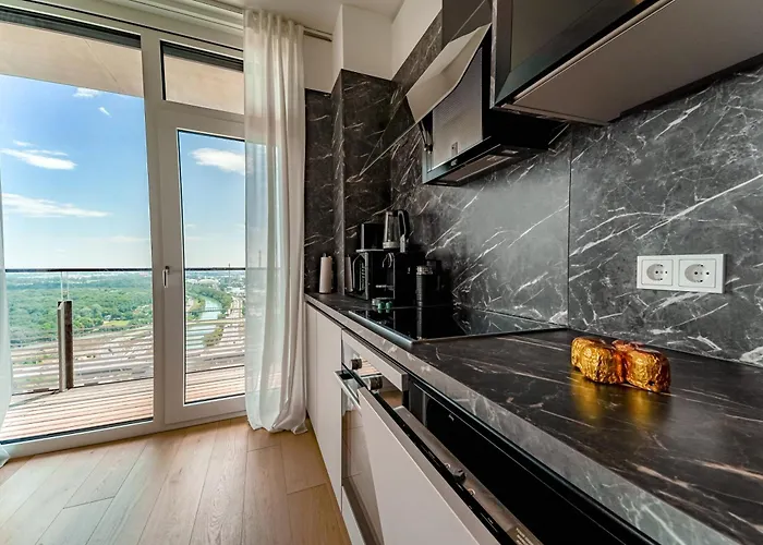 Wonderful With 2 Bedrooms And Pool And Parking *