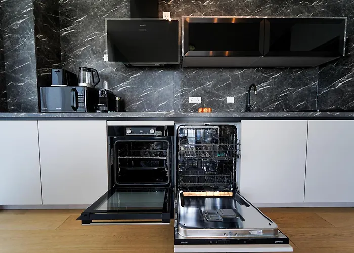 Wonderful With 2 Bedrooms And Pool And Parking דירה