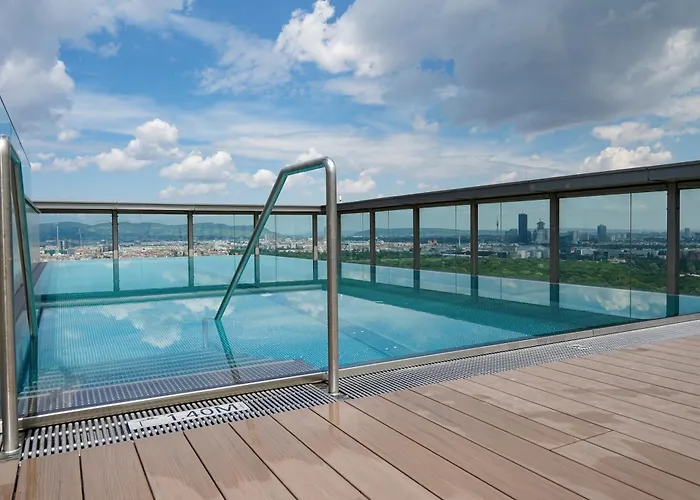 Wonderful With 2 Bedrooms And Pool And Parking * וינה