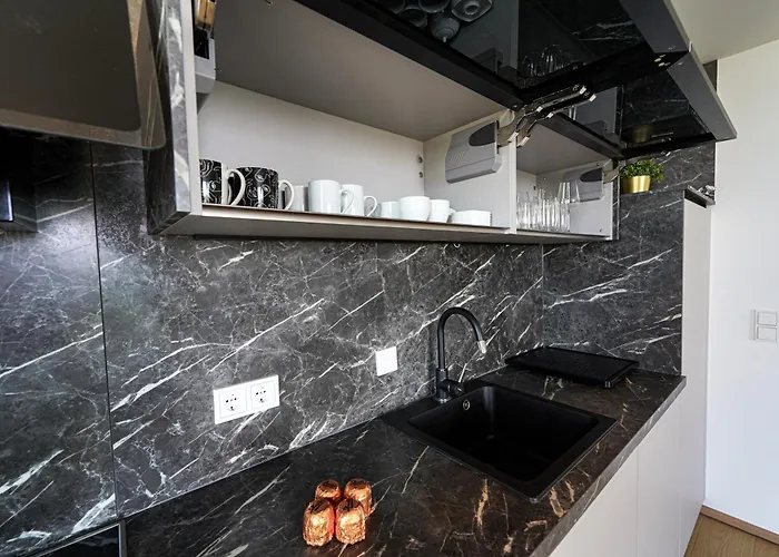 Wonderful With 2 Bedrooms And Pool And Parking *
